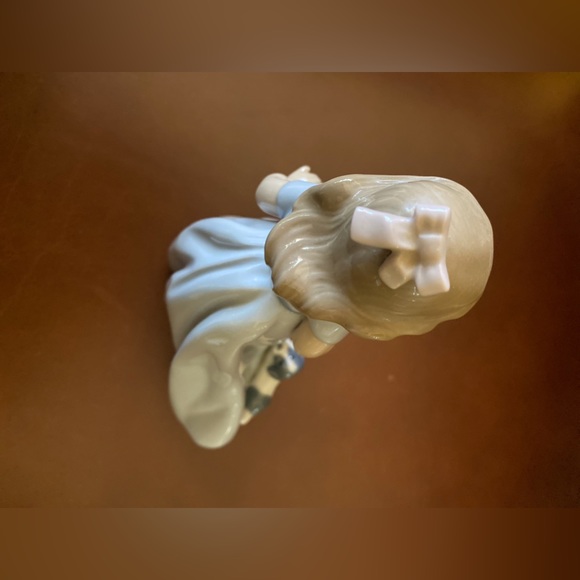 GIRL WITH PUPPY NAO BY LLADRO - Picture 5 of 7